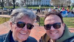 OVAKO IZGLEDA SNAJKA RADOŠA BAJIĆA Glumac objavio porodičnu fotografiju, svi oduševljeni, nju nikada ne viđamo u javnosti