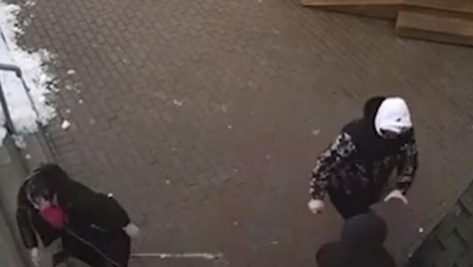 (UZNEMIRUJUĆI VIDEO) Nožem napao poznanicu ispred kafića i zadao joj tri rane