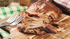CEPKANI SVINJSKI VRAT Dodajte prilog po želji i uživajte u rapsodiji ukusa!