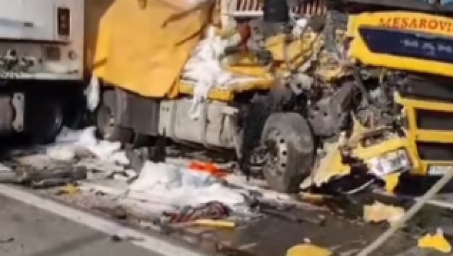 STRAŠAN SUDAR KOD DOBANOVAČKE PETLJE Od siline udara razneta kabina na kamionu (VIDEO)