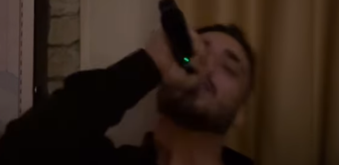PEVAČ NAPRAVIO LOM NA GEJ VENČANJU Gosti mu bakšiš lepili na čelo, mlade se sve vreme grlile