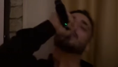 PEVAČ NAPRAVIO LOM NA GEJ VENČANJU Gosti mu bakšiš lepili na čelo, mlade se sve vreme grlile