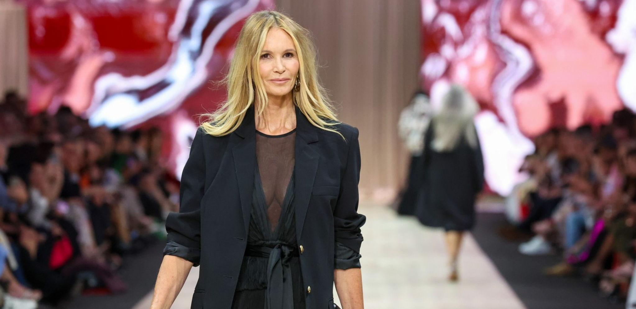 I U 60. GODINI IZGLEDA SAVRŠENO Boginja modnih pista prošetala na reviji posle 14 godina i zasenila publiku