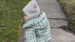 LEPO SE SNAŠLA Pogledajte kako preslatka devojčica savladava uzvišenje na trotoaru