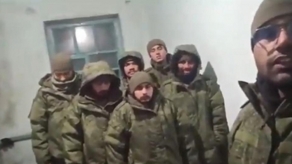 "SAMO SMO HTELI DA PROSLAVIMO NOVU GODINU" Ukrajinski zvaničnik objavio čudan video, gomila Indijaca u ruskim uniformama na frontu (VIDEO)