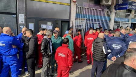 RADNICI GRADSKOG VODOVODA I JKP “STANDARD” U REDOVIMA ZA SVOJE DINARE Ništa nas neće pokolebati, borićemo se za svoja prava
