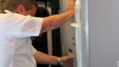 PILOT PRISKOČIO U POMOĆ Putnik se zaglavio u toaletu aviona, agonija trajala duže od pola sata (VIDEO)