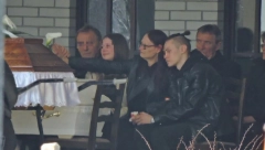 BRAT I SESTRA MAJKE UBICE JECAJU NAD SANDUCIMA DEČAKA KOJE JE UBILA Počinje sahrana mališana kojima su presudili roditelji (FOTO)