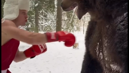 LJUDI U ŠOKU ZBOG SNIMKA KOJI JE OSVANUO NA INTERNETU Mladić za sparing partnera izabrao MEDVEDA! (VIDEO)
