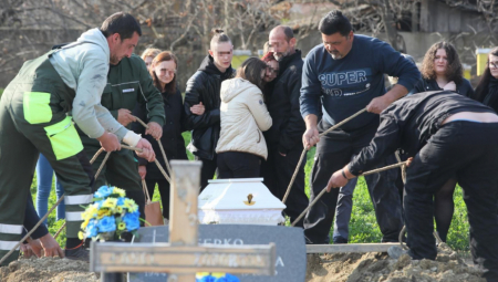 TUGA U BAČKOM PETROVCU Pogrebnici plakali noseći bele kovčege sa decom