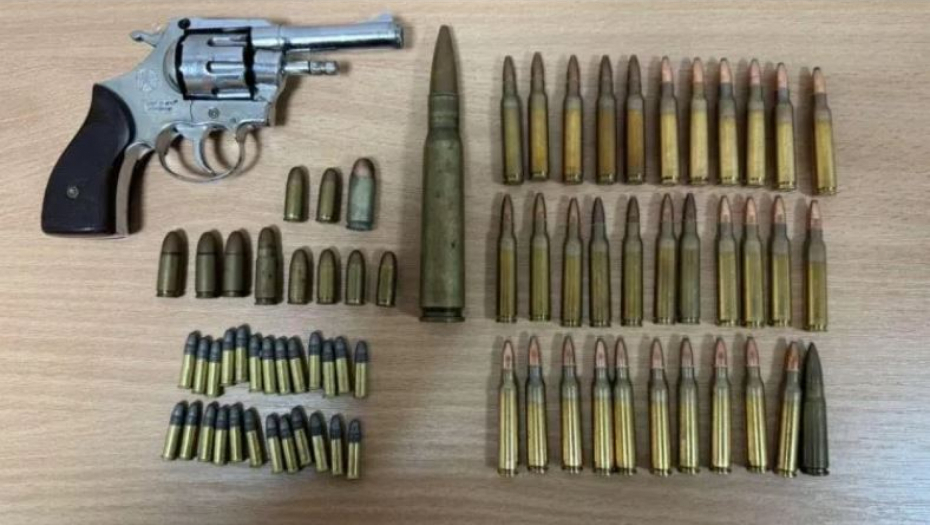 U NIKŠIĆU UHAPŠEN DILER: Pretresom pronađena droga, pištolj i municija