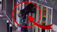 VISILA JE NAOPAČKE Sigurnosna kamera u selu usnimila jezivu scenu (VIDEO)