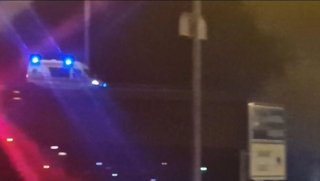 MAJKA I DETE ZAROBLJENI U AUTU Drama na Avalskom putu, prevrnuo im se auto, ne mogu da ih izvade