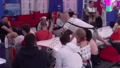 SKANDALOZNI SNIMAK IZ ELITE RAZBESNEO JAVNOST! Učesnik ustao i žestoko udario cimera u glavu, i to u emisiji uživo!