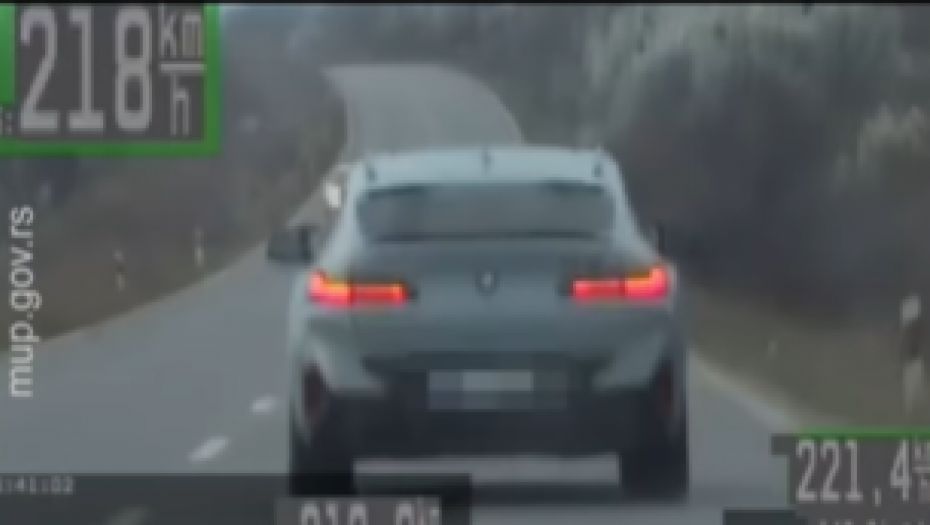 VOZILA BMW 220 KILOMETARA NA SAT Turkinja za volanom divljala na putu gde je ograničenje 80 km/h (VIDEO)