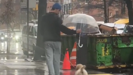 NESVAKIDAŠNJA SCENA NA ULICI Kiša lije, a muškarac uradio nešto zbog čega mu svi APLAUDIRAJU (VIDEO)