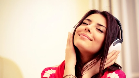 PESMA KOJA HARA TOP LISTAMA, A BAVI SE MIGRANTIMA! Da li ste čuli prvu pesmu koju je napravila veštačka inteligencija?