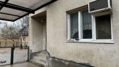 OVO JE KUĆA U KOJOJ JE UBIJEN ZORAN IZ RUME Tragovi krvi po podu dokaz da se borio sa ubicom? (FOTO/VIDEO)