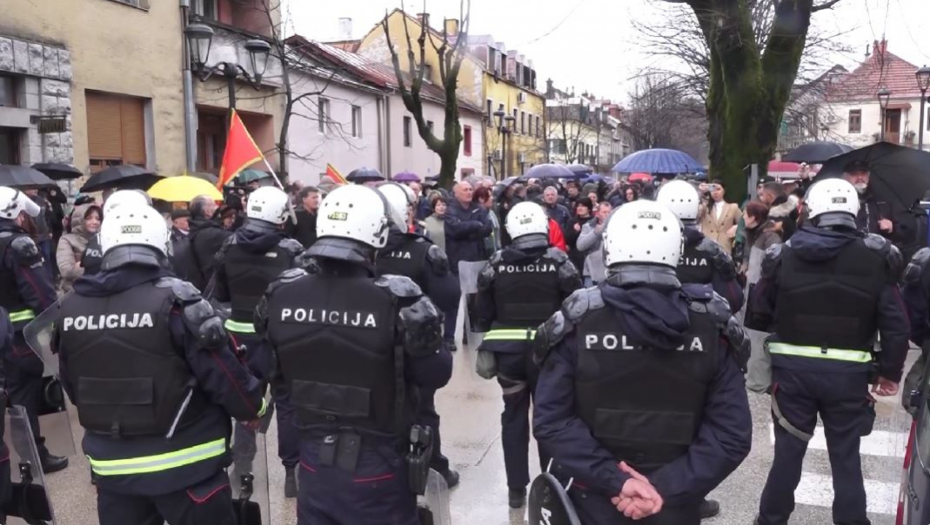 ANTISRPSKE ORGIJE NASTAVLJENE NA CETINJU! Sramne poruke sa protesta: Srbija imala zastavu sa svinjskom glavom!
