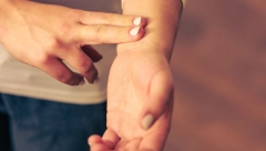 BRZO IZMERITE PULS  Ako imate 40 godina, broj otkucaja ne sme da prelazi 78, a evo šta je normalno za sve generacije