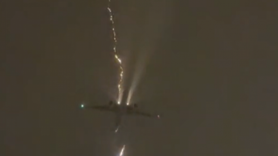 GROM UDARIO U AVION SA 400 PUTNIKA Zabeležena scena oduzima dah, a istovremeno izaziva jezu (VIDEO)