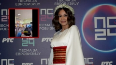 SNIMAK IZ OSNOVNE ŠKOLE U PROKUPLJU PODELIO JAVNOST! Deca uglas pevaju Breskvicinu pesmu "Gnezdo orlovo", haos u učionici