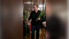 "DRAGE ŽENE, HVALA VAM NA SVEMU!" Dirljiva scena u Predsedništvu, Vučić podelio cveće damama (VIDEO)