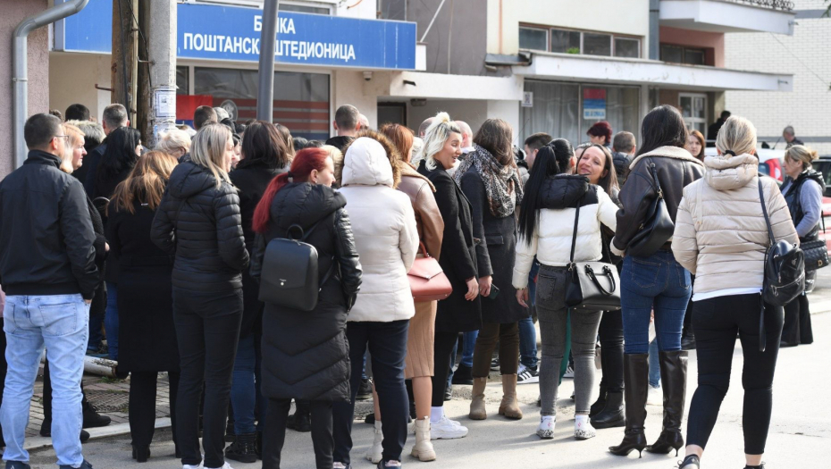 DRŽAVA SRBIJA IM OBEZBEĐUJE REDOVNA PRIMANJA, PRIŠTINA USKRAĆUJE I danas redovi u Zubinom Potoku, gerontodomaćice i lični pratioci čekaju da podignu dinare (FOTO)