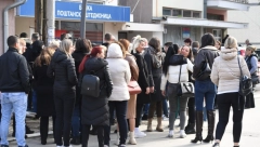 DRŽAVA SRBIJA IM OBEZBEĐUJE REDOVNA PRIMANJA, PRIŠTINA USKRAĆUJE I danas redovi u Zubinom Potoku, gerontodomaćice i lični pratioci čekaju da podignu dinare (FOTO)