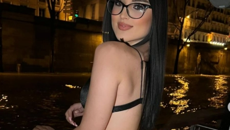 PITANJE KONOBARA JE OSTAVILO U ČUDU Zanosna crnka došla u restoran u GRUDNJAKU, a onda doživela NEPRIJATNO iznenađenje (FOTO)