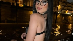 PITANJE KONOBARA JE OSTAVILO U ČUDU Zanosna crnka došla u restoran u GRUDNJAKU, a onda doživela NEPRIJATNO iznenađenje (FOTO)