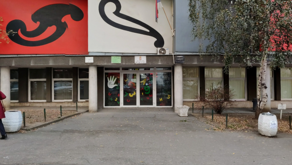 OGLASILA SE DIREKTORKA ŠKOLE "SVETI SAVA"  NA VRAČARU U KOJU JE  UČENIK UNEO NOŽ Evo šta se desilo