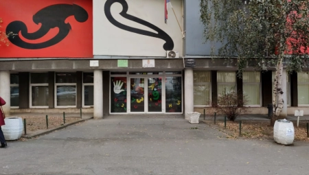 OGLASILA SE DIREKTORKA ŠKOLE "SVETI SAVA"  NA VRAČARU U KOJU JE  UČENIK UNEO NOŽ Evo šta se desilo