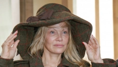 "OVO NIJE ZA CRVENI TEPIH"  Fanovi se obrušili na Pamelu Anderson, a jedno joj opasno zameraju