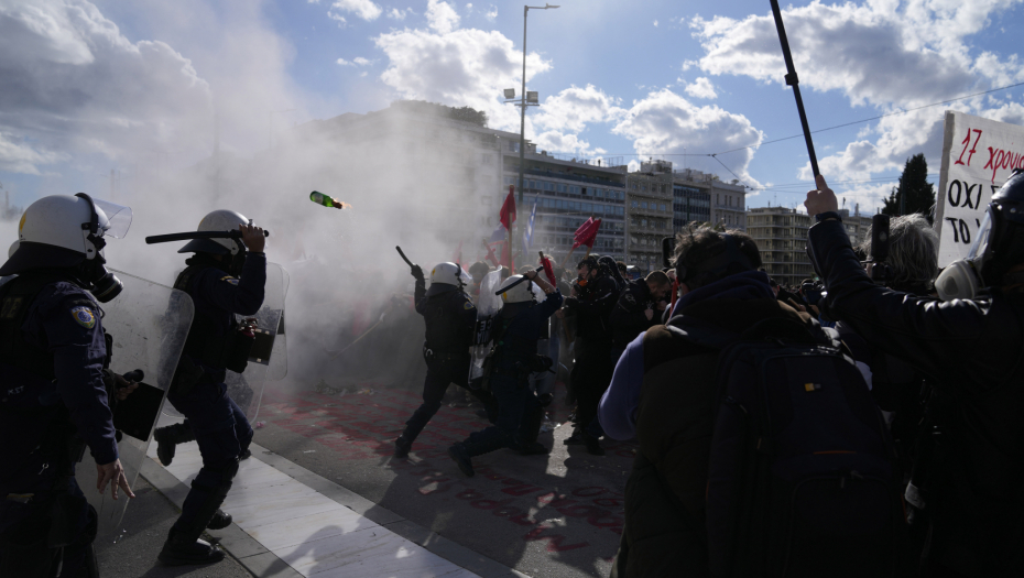 ATINA GORI Sukobi na protestu protiv reforme zakona o obrazovanju, ima povređenih i uhapšenih (FOTO)