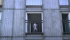 "VIDIŠ ONAJ PROZOR, TAMO JE ŽIVELA MARIJA..." O kultnoj sceni iz blokova Novog Beograda priča se i danas (VIDEO)