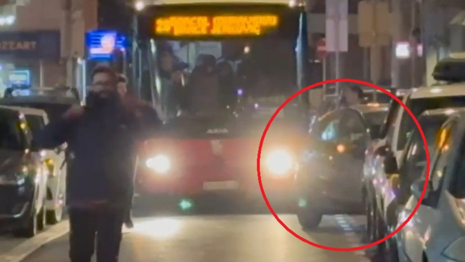 NEVIĐENA BAHATOST, BEOGRAĐANI BESNI! Parkirao na ulici, autobus stao, putnici idu peške - kolona ogromna! (VIDEO)