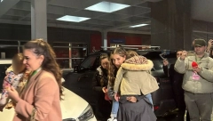 SUPRUGA PONOSNA NA BOKIJA, PRVA STIGLA U ARENU Euforija se već oseća u vazduhu, poznati jedva čekaju spektakl