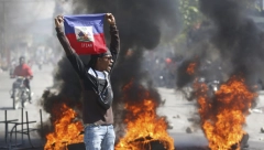 BANDE NAPALE VLADINE ZGRADE I PREDSEDNIČKU PALATU Eskalacija nasilja na Haitiju (FOTO)