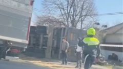 HAOS U SMEDEREVU Prevrnuo se šleper nasred puta (VIDEO)