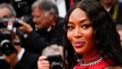 ,,ĆERKA MI JE ŠEFICA" Naomi Kembel progovorila o majčinstvu u 50-im godinama, drugaricama rekla samo jedno