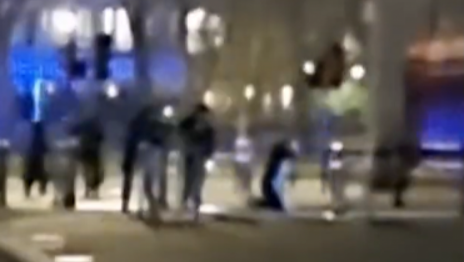 AUTO SE ZAKUCAO U KAPIJU BAKINGEMSKE PALATE Uhapšen muškarac (VIDEO)