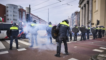 HOLANDIJA NA NOGAMA Gori Amsterdam zbog posete predsednika Izraela (FOTO)