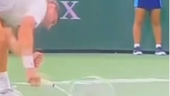 SKANDAL TRESE TENIS Potpuno je izgubio razum: Ovakvo lomljenje reketa još niste videli (VIDEO)