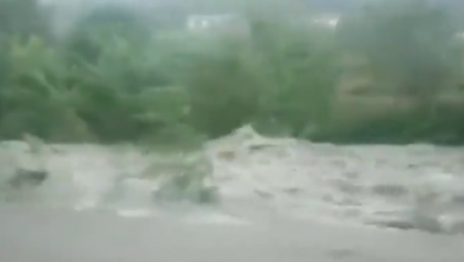 NASTRADALA DECA Jezive poplave u Francuskoj, mrtvi ljudi nađeni u automobilu (VIDEO)