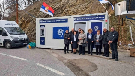 POMOĆ SRBIMA SA KIM DA LAKŠE DOĐU DO SVOG NOVCA Banka Poštanska štedionica postavila ekspoziture u blizini administrativnih prelaza (FOTO)