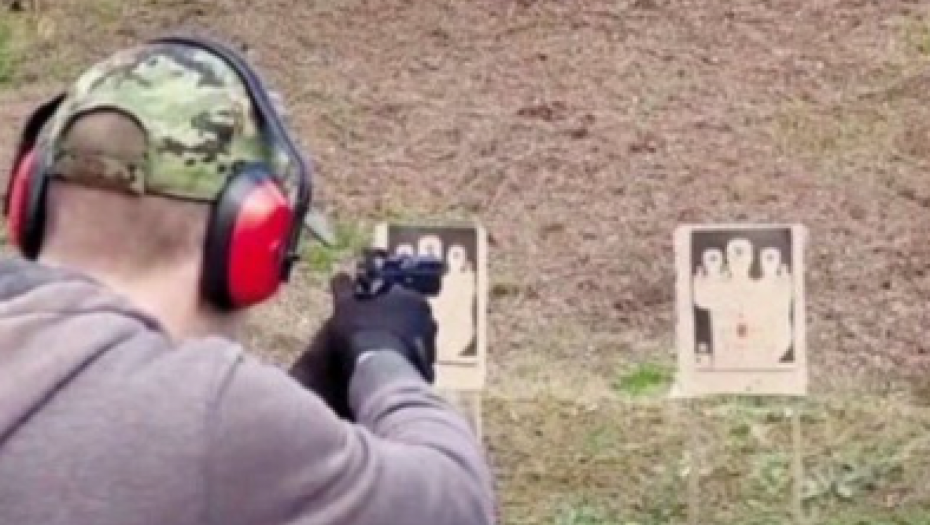 "MORAM DA POKAŽEM OMLADINI KAKO SE PUCA" Đilasov potrčko bi najradije spalio ovu sliku, nastala pre majskih tragedija