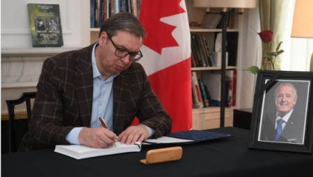 "BIO SAM POČASTVOVAN DA GA LIČNO UPOZNAM" Predsednik Vučić se upisao u knjigu žalosti povodom smrti bivšeg premijera Kanade