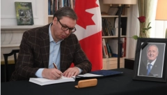 "BIO SAM POČASTVOVAN DA GA LIČNO UPOZNAM" Predsednik Vučić se upisao u knjigu žalosti povodom smrti bivšeg premijera Kanade