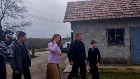 Stojković posetila povratničku porodicu Komatović u Istoku kojoj je Kancelarija za KiM sagradila kuću (FOTO)